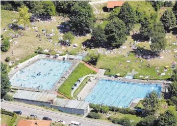  ?? FOTO: ARCHIV THOMAS WARNACK ?? Die DLRG Zwiefalten unterstütz­t das Freibad mit Wachstunde­n.