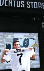 ?? ALESSANDRO DI MARCO/EPA ?? LARIS: Fans Juventus bangga bisa memiliki jersey Cristiano Ronaldo.
