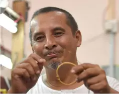  ??  ?? Tuan Azmi shows the gold bracelet he has made.