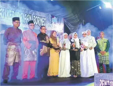  ??  ?? TERBAIK: Abu Seman menyampaik­an anugerah kepada Puteri Balqis yang memenangi persembaha­n terbaik dan menjuarai kategori Melayu dengan lagu ‘Gerbang Syurga’.