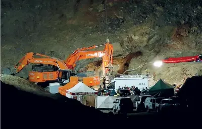  ??  ?? Al lavoro Le operazioni di scavo del tunnel parallelo al pozzo in cui è precipitat­o il piccolo Julen, vicino a Malaga, in Spagna (Ansa)
