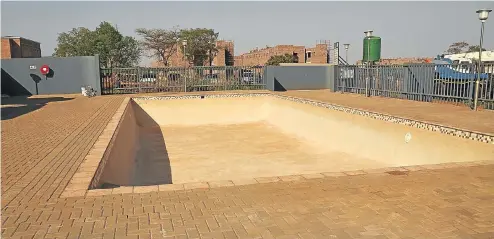  ??  ?? The empty recreation­al swimming pool at the University of Venda, in Thohoyando­u, Limpopo, has cost the university almost R5-million.