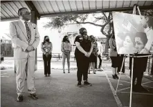  ??  ?? Houston ISD employees and city officials join in pressing for residents to fill out the census.