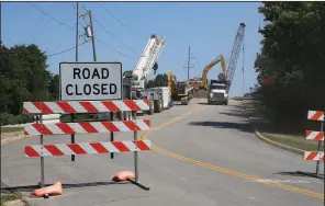  ?? Arkansas Democrat-Gazette/JOHN SYKES JR. ?? Work continues Tuesday on the project to widen Interstate 630 in west Little Rock after a judge denied a move to halt the project.