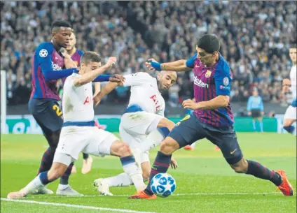  ?? FOTO: PEP MORATA ?? Luis Suárez pelea un balón en un lance del encuentro junto a Semedo. El uruguayo no marcó, pero colaboró en los goles de Messi