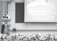  ??  ?? Encik Ahmad Faiz Ahmad Suhaime selaku pembimbing bengkel pidato di SMK Tinggi, Sarikei.