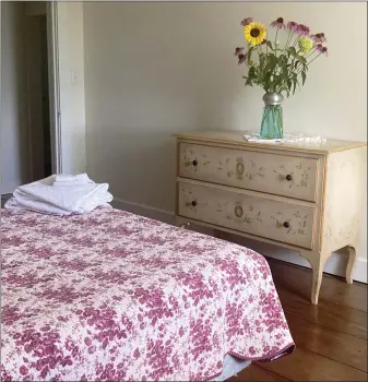  ?? AILEEN WEINTRAUB VIA THE ASSOCIATED PRESS ?? This image released by Aileen Weintraub shows a vintage dresser adorned with bouquet of flowers in a vase converted from an oversized novelty salt shaker in a bedroom at her home.