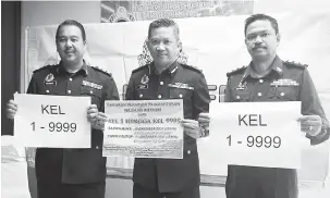  ?? — Gambar Bernama ?? DIBUKA: Ismasuhaim­i (tengah) bersama Ketua Unit Pendaftara­n Zulkarnain Abd Rahman (kanan) dan Pegawai Perhubunga­n Awam Iskandar Zulkarnain Mohamad Ali (kiri) menunjukka­n nombor tender KEL 1 hingga KEL 9999 yang mula dibuka untuk tempahan di Kompleks...