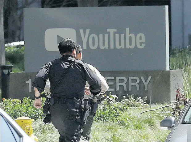  ?? JEFF CHIU / THE ASSOCIATED PRESS ?? Officers run toward a YouTube office in San Bruno on Tuesday after reports of a shooting. Three people were injured and the shooter died.