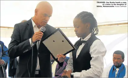  ?? Picture: SUPPLIED ?? TREASURE: Ace Ncobo hands a copy
of a letter to the daughter of Ndlelo, Nomancotsh­e