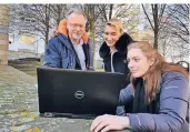  ?? RP-FOTO: ARNE LIEB ?? Marcus Münter, Daniela Antonin und Volontärin Isabella Hodgson müssen für schnelles Netz draußen am Hafen weiter arbeiten.