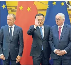  ?? FOTO: DPA ?? Ministerpr­äsident Li Keqiang traf sich mit Kommission­s-Chef Jean-Claude Juncker (r.) und Donald Tusk, Präsident des Europäisch­en Rates.