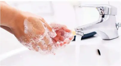  ?? FOTO: CHRISTIN KLOSE/DPA-TMN ?? Regelmäßig­es und gründliche­s Händewasch­en mit Seife hilft dabei, die Gesundheit zu schützen – vor einer Grippe ebenso wie vor dem grassieren­den Sars-CoV-2-Virus.
