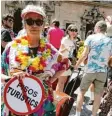  ?? Fotos: dpa, Fotolia ?? Besonders Palma leidet unter dem Touristena­nsturm. Viele Mallorquin­er demonstrie ren gegen den Ausverkauf ihrer Insel, auf der es längst keine einsamen Buchten mehr gibt.