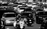  ?? NAN TIAN / FOR CHINA DAILY ?? A road is packed with vehicles in Sanya, Hainan province, during Spring Festival in February last year.