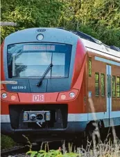  ??  ?? Die Feuerwehr holte die rund 30 Fahrgäste aus der Regional bahn.