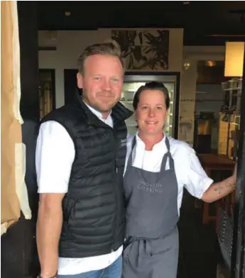  ?? FOTO: HELLE KIKERPUU ?? ÖPPNAR. Robert och Malin Wåhlén öppnar ny deli i Danderyd.