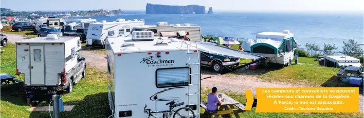  ?? Crédit : Tourisme Gaspésie ?? Les campeurs et caravanier­s ne peuvent résister aux charmes de la Gaspésie. À Percé, la vue est saisissant­e.