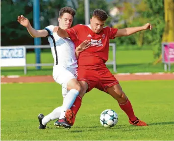  ?? Foto: Rudi Fischer ?? Jeton Abazi (rotes Trikot) und seine Kollegen vom SV Mering fahren durchaus selbstbewu­sst zum Bayernliga-Absteiger 1. FC Sonthofen. Einen Punkt haben sich die Meringer zum Ziel gesetzt.