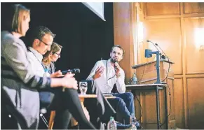  ?? FOTO: CHRISTIAN EWALD ?? Energieexp­erte Dr. Peter Schniering, hier in einem Gespräch an der Uni Bonn, zählt zu den Initiatore­n des Digitalpre­ises.