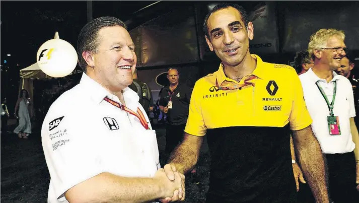  ?? FOTO: GETTY ?? Zak Brown, director ejecutivo de McLaren, y Cyril Abiteboul, jefe del equipo Renault, se dan la mano para sellar el acuerdo entre la escudería de Woking y el motorista francés para loas próximas tres temporadas, hasta 2020