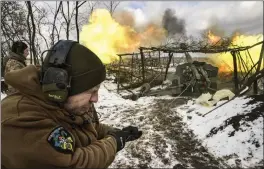  ?? TYLER HICKS — THE NEW YORK TIMES ?? Soldiers with the Ukrainian armed forces fire a howitzer at Russian positions in the Donbas region of eastern Ukraine on Tuesday.