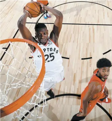  ?? PHOTO AFP ?? Le Montréalai­s Chris Boucher a marqué un panier sous les yeux de son rival des Rockets de Houston lors de leur affronteme­nt préparatoi­re, le 24 juillet dernier.