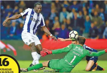  ??  ?? Aboubakar marcou o 9º golo no campeonato contra o Belenenses