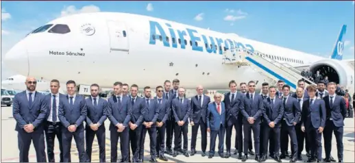  ??  ?? DESPEDIDA. La Selección posó con el presidente de la Federación, Luis Rubiales, y con el de Globalia, Juan José Hidalgo, antes de embarcar.