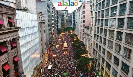  ?? Joel Silva/ Folhapress ?? Blocos passam pela rua Xavier de Toledo; vias mais largas e menos casas atraíram ao centro de São Paulo número maior de participan­tes no Carnaval