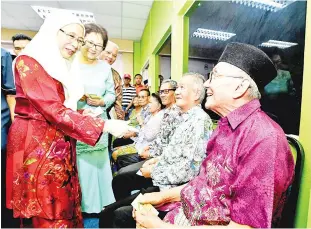  ?? — Bernama photo ?? Deputy Prime Minister Datuk Seri Dr Wan Azizah Wan Ismail speaking to residents of Air Panas Old Folks Home accompanie­d by Deputy Chief Minister Christina Liew (second left).