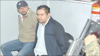  ??  ?? Modesto Sosa Farías (der.) fue detenido en 2015. Hoy ocupa un alto cargo en la CGR.