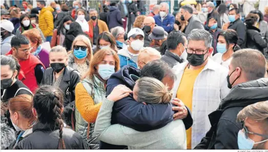  ?? ÁLVARO BALLESTERO­S / EP ?? Abrazos en la manifestac­ión de familiares y residentes en el pueblo pesquero de Marín.