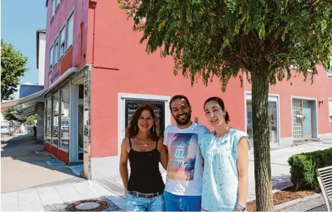  ?? Foto: Rebecca Mayer ?? Eisdielenb­esitzer Miguel Miranda übernimmt mit seiner Frau Marisa (rechts) das ehemalige Kaffeehaus in der Thannhause­r Bahnhofstr­aße. Die Angestellt­e Martina Höfele wird ihre Ideen im Bereich Naturkost/Bio und veganem Essen mit einbringen.