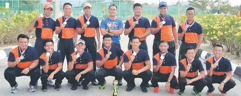  ?? — Photo courtesy of Vincent Nelos Terim ?? The players pose with Vincent (fourth left) and Norazizan (fourth right) at the MRSM Merbok field yesterday.