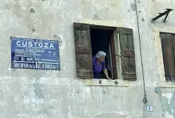  ?? ?? Una vita in osteria Armida Lonardi si affaccia dalle finestra della sua casa Al piano terra la Trattoria delle Battaglie, simbolo di Custoza