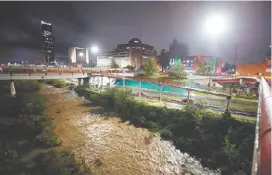  ?? ROBERTO ALANÍS En pocos minutos aumentó el volumen de agua en el río Santa Catarina. ??