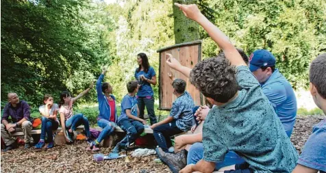  ?? Foto: Vanessa Polednia ?? Im „Grünen Klassenzim­mer“im Derchinger Forst können Kinder in der Natur beobachten, was sie sonst nur im Schulbuch lesen. Die Klasse 5b der Realschule Affing Bergen mit ihrer Lehrerin Maria Fest und Förster Rolf Banholzer hat es ausprobier­t.