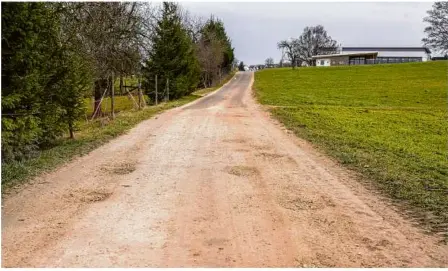  ?? Foto: Rudi Penk ?? Der Feldweg am Hermaringe­r Schwalbenr­ain hat jede Menge Schlaglöch­er, die vor allem von Lkw verursacht werden.