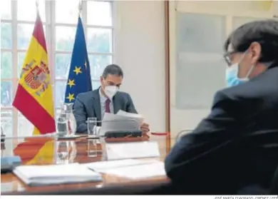  ?? JOSÉ MARÍA CUADRADO JIMÉNEZ / EFE ?? El presidente del Gobierno, Pedro Sánchez, y el ministro de Sanidad, Salvador Illa, durante el último Consejo de Ministros.