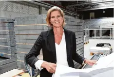  ?? Foto: Silvio Wyszengrad ?? Mit Hochdruck wird an der Interimssp­ielstätte des Theaters gearbeitet. Architekti­n Annabelle Schmid behält einen kühlen Kopf.