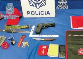  ??  ?? Armas y otros efectos intervenid­os a los detenidos.