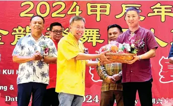  ?? ?? Dr Sim receives a memento from SUPP Bau chairman Chong Yie Loong (right). Also seen are Henry (left) and Miro (second right)