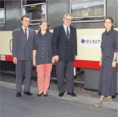  ??  ?? Wien, 1992: Wissenscha­ftsministe­r Erhard Busek (ÖVP) verabschie­det die ersten österreich­ischen Erasmus-Studenten auf d er fuhr mit dem Auto zu seinem Auslandsja­hr nach Lyon.