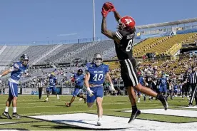  ?? PHELAN M. EBENHACK / AP ?? Tight end Andrew Ogletree of Youngstown State catches a touchdown in front of linebacker Drew White (40), of Notre Dame, during the first half of the Hula Bowl on Jan. 15 in Orlando, Fla. In his first season after converting to tight end, Ogletree led the Penguins with 28 catches for 282 yards last season.