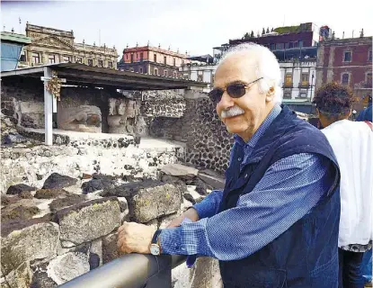  ?? ESPECIAL ?? El autor marroquí, durante una visita al Templo Mayor de la capital del país.