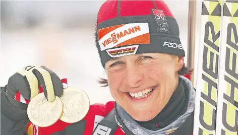  ?? FOTO: CAMERA4 ?? Als die Biathlon-WM 2005 letztmals in Hochfilzen stattfinde­t, hat Uschi Disl gleich doppelten Grund zu Freude: Sie gewinnt die Goldmedail­le im Sprint und in der Verfogung.