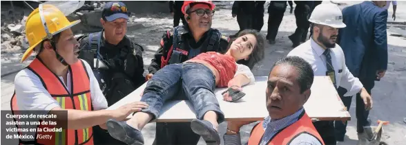  ??  ?? Cuerpos de rescate asisten a una de las víctimas en la Ciudad de México.