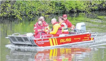  ?? FOTO: ARCHIV/CHRISTIAN GERARDS ?? So kennen die meisten Menschen die DLRG – mit dem Boot auf dem Wasser. Doch was die Rettungssc­hwimmer noch so alles machen, das will die Tuttlinger Ortsgruppe am Sonntag bei ihrem Familienta­g am Vereinshei­m im Koppenland präsentier­en.