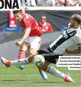  ??  ?? GRANDES DUELOS. Em 2018, Pizzi dividiu o relvado com Chiellini (Juventus)